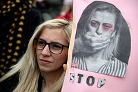 «Страдают женщины и дети» В России подготовили законопроект о домашнем насилии. Что он изменит в жизни россиянок?