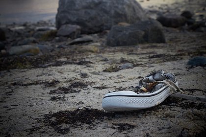 Россияне обнаружили на берегу моря выложенное обувью послание из одного слова