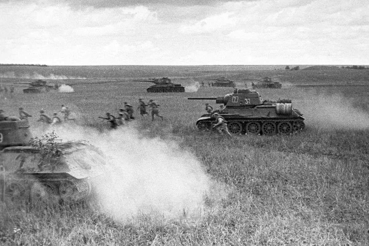 Советская пехота при поддержке танков Т-34-76 наступает в ходе Ясско-Кишиневской операции, 1944 год 