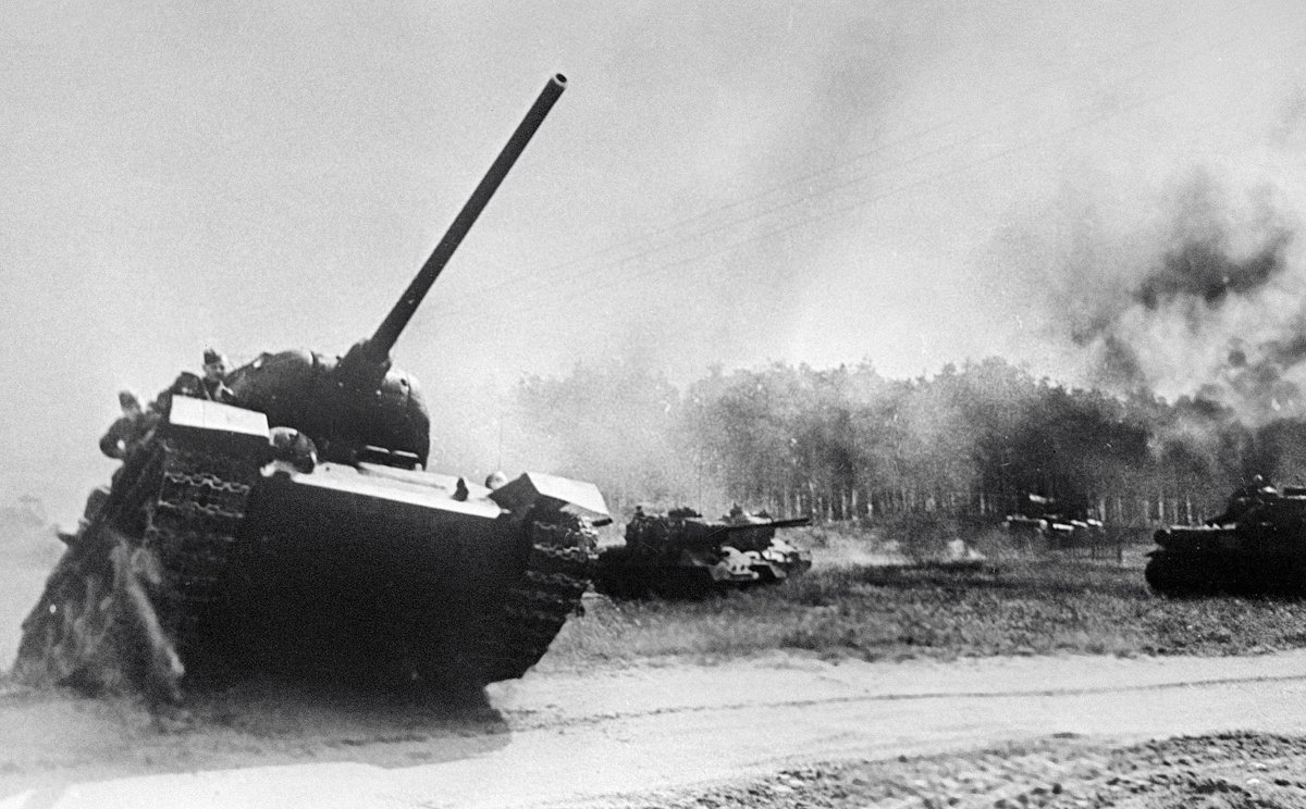 Танк Т-34-85 9-го механизированного корпуса 3-й танковой армии 1-го Украинского фронта ведет бой в ходе Берлинской операции, апрель 1945 года