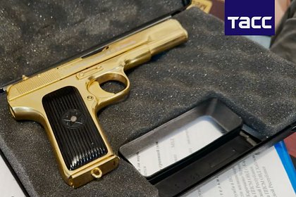Золотой пистолет, деньги, особняки и машины в ходе обыска в КЧР попали на видео
