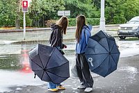 Москву накрыл сильнейший в истории тропический мегаливень. Что это такое, чем он может быть опасен и как его пережить? 