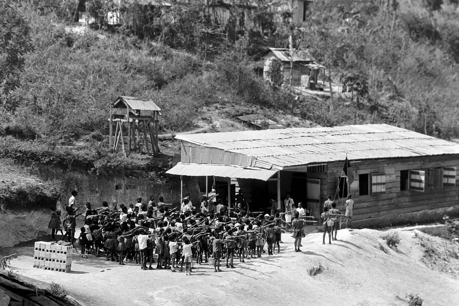 Поднятие флага президента Гаити Франсуа Дювалье у сельской школы на окраине Порт-о-Пренса, Гаити, 1967 год