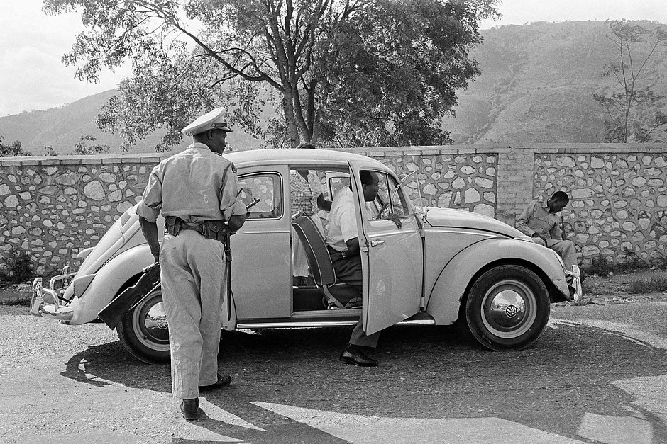Автомобиль проходит проверку полиции президента Гаити Франсуа Дювалье на въезде в Петионвиль, пригород Порт-о-Пренса, Гаити, 2 мая 1963 года