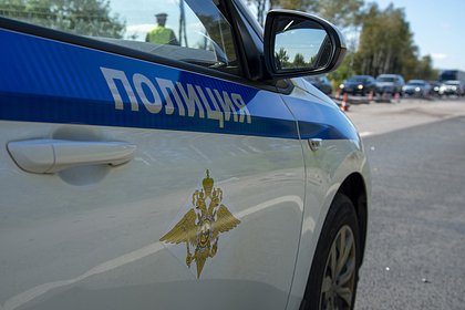 В российском городе автомобиль влетел в остановку с людьми