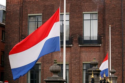 Российское общежитие украсили флагом Нидерландов ко Дню России