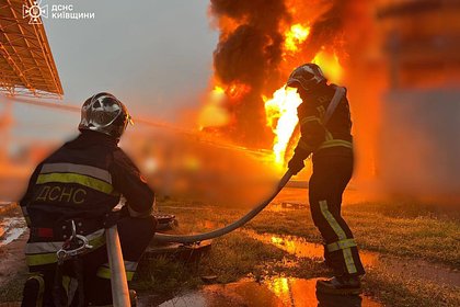 На Украине показали кадры мощного пожара после ночных взрывов в Киеве