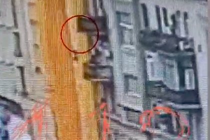 Момент падения части балкона на пешехода в Москве попал на видео