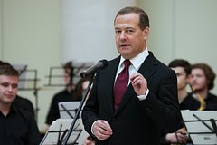 Медведев поздравил сограждан с Днем России. Он опубликовал карту страны, включающую Украину