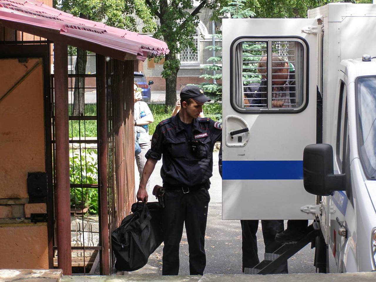 В деле обвиняемого в педофилии главы челябинского завода появилась  подельница: Следствие и суд: Силовые структуры: Lenta.ru