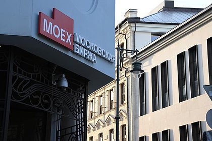 Мосбиржа прекратит торговать долларом и евро из-за санкций