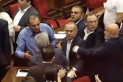 Слова Пашиняна о генералах-трусах вызвали драку в парламенте Армении