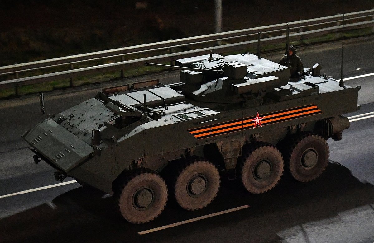 Боевая машина пехоты БМП К-17 "Бумеранг" во время передислокации с военного полигона "Алабино" в Москву для участия в параде Победы на Красной площади.