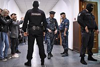 Бывших следователей отправили под суд за крупнейшую взятку в истории России. Кто заплатил им миллиарды рублей?