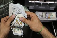 «Сдуру покупали по 130» Экономисты рассказали, что россиянам делать с наличными долларами после новых санкций
