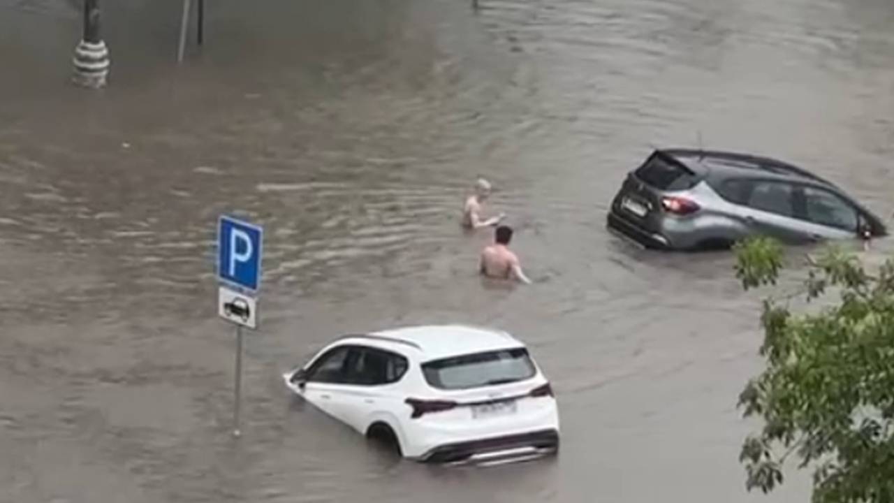 Москвичи поплыли по улицам после ливня: Городская среда: Экономика: Lenta.ru