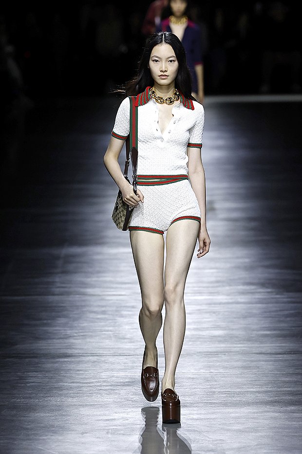 Модель в укороченном топе и шортах на показе Gucci в Милане, 2023 год