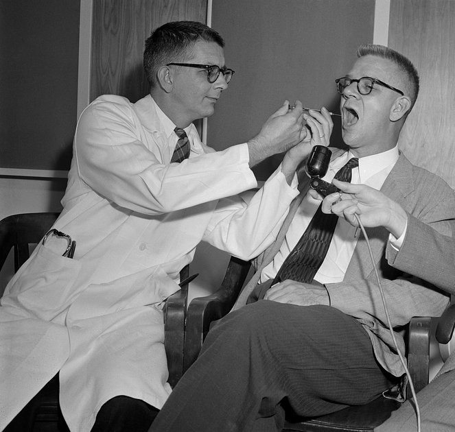 Доктор Гарри Л. Уильямс (слева) и доктор Карл Пфайфер, декан отделения фармакологии Университета Эмори, тестируют ЛСД, 1955