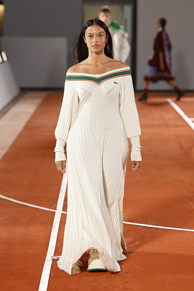 Манекенщица в длинном спортивном платье на показе бренда Lacoste в 2024 году 