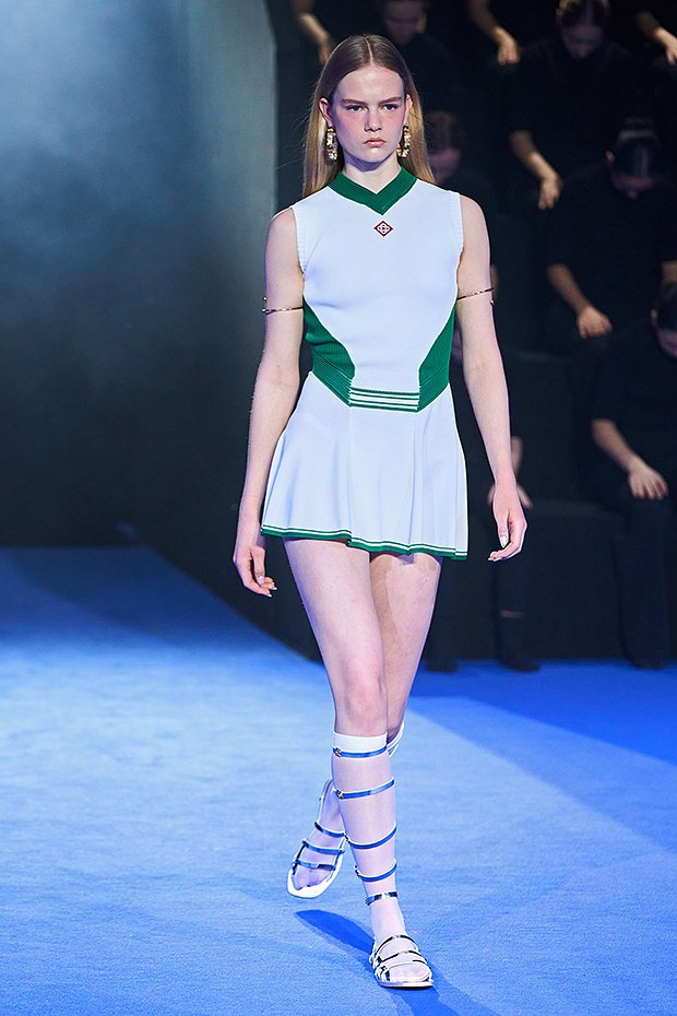 Модель в платье в стиле tennis core на показе женской одежды бренда Lacoste в 2024 году