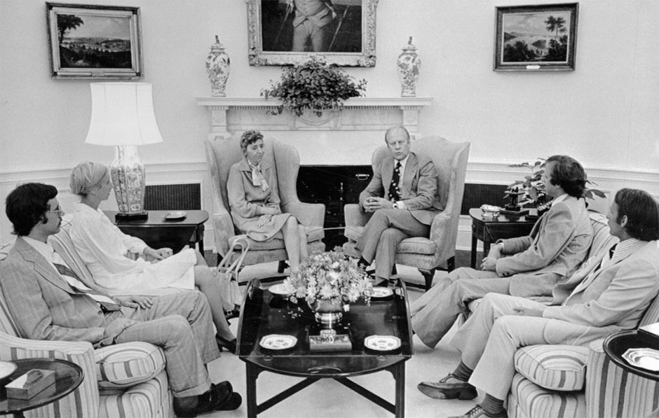 Бывший президент США Джеральд Форд встречается с семьей Фрэнка Олсона, 1975