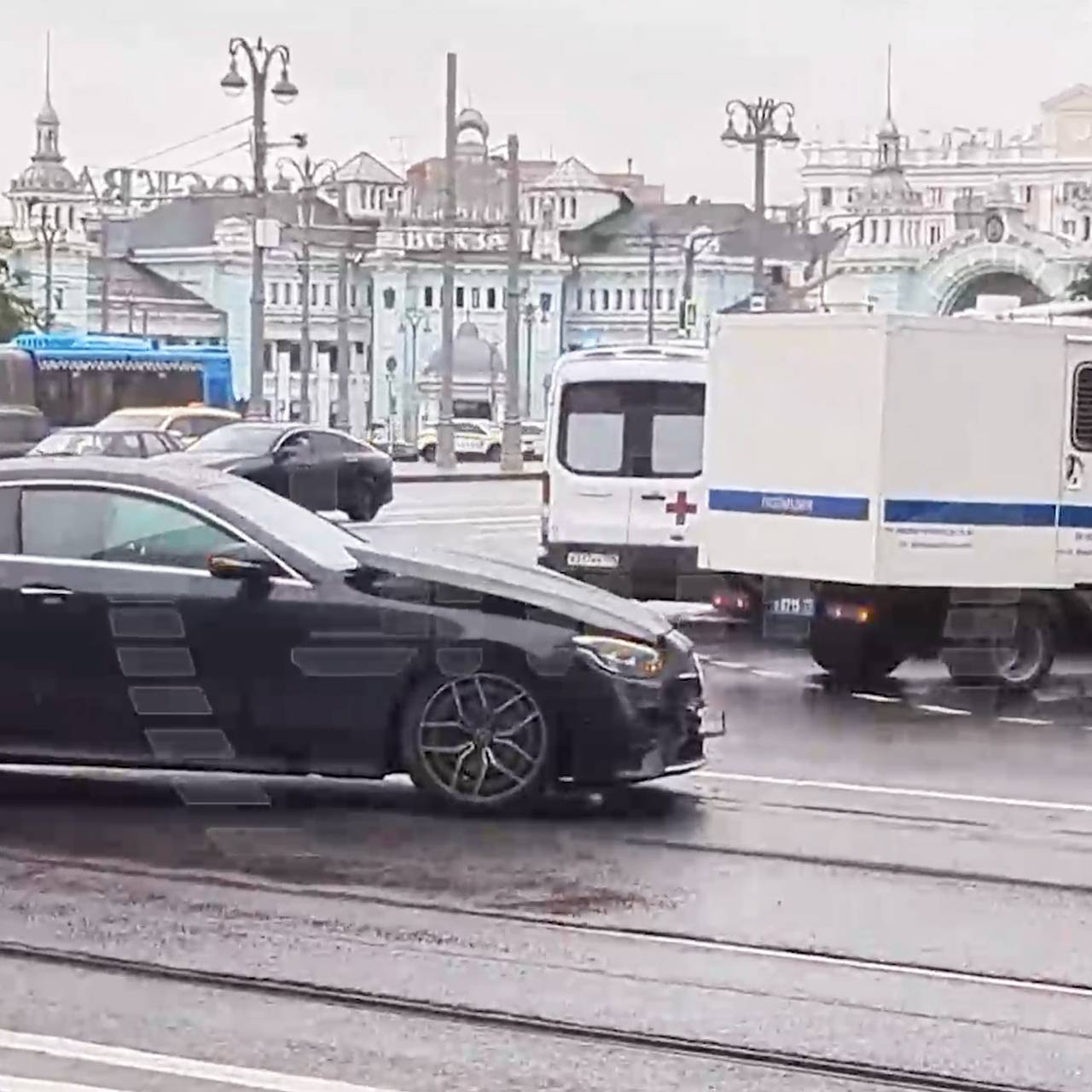 В центре Москвы полный автозак столкнулся с Mercedes-Benz директора  бутик-отеля: Общество: Россия: Lenta.ru