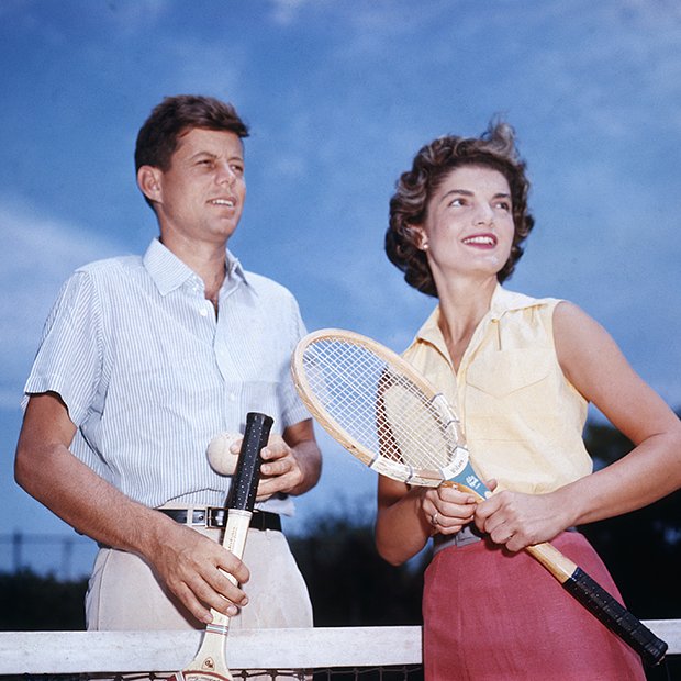 Сенатор Джон Кеннеди и его невеста Жаклин Бувье играют в теннис
