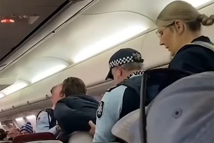 Устроивший дебош на борту агрессивный пассажир самолета попал на видео
