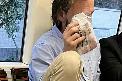 Мужчина ел сырой фарш в метро и попытался угостить им пассажира рядом