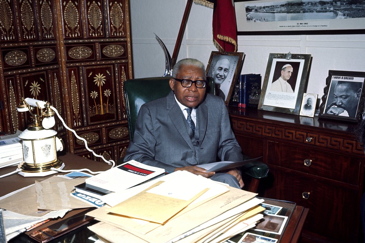 Франсуа Дювалье позирует для портрета в своем кабинете, Порт-о-Пренс, Гаити, 20 февраля 1969 года