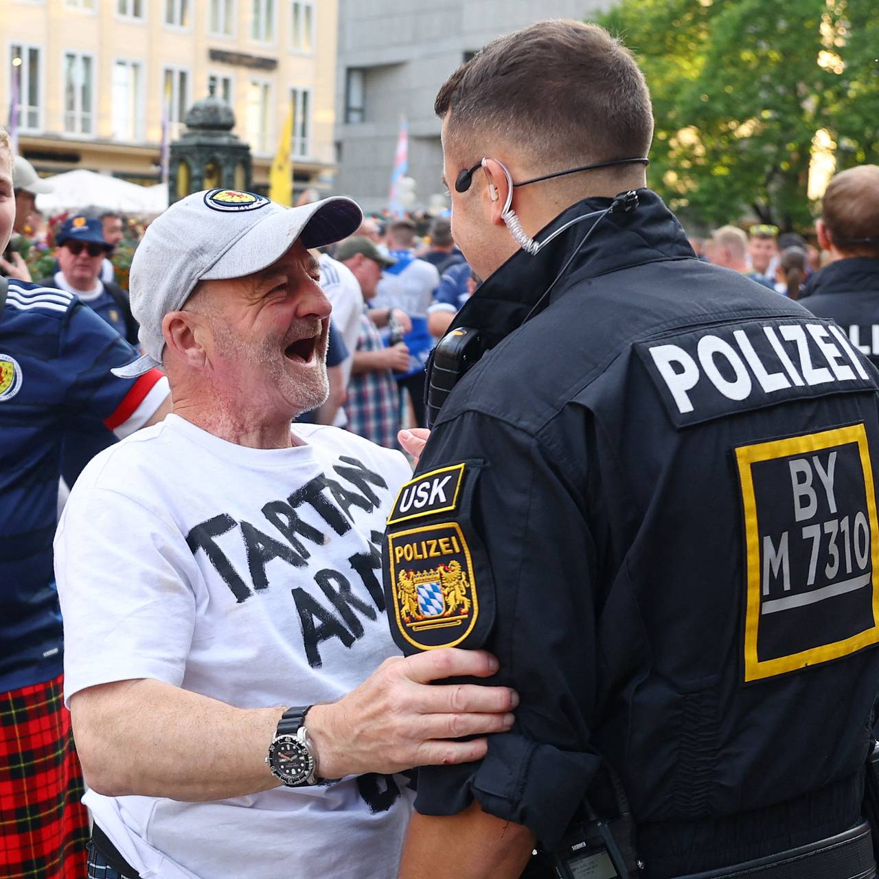 В немецкой полиции призвали английских болельщиков употреблять наркотики  вместо алкоголя: Футбол: Спорт: Lenta.ru