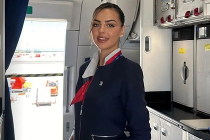 Стюардесса сделала фото в униформе в самолете и взбудоражила пользователей сети