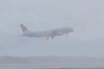 Взлет самолета с пассажирами во время сильного шторма попал на видео