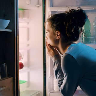 Домохозяек призвали спрятать в холодильник стакан с одним веществом