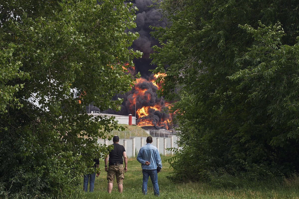 Жители Воронежа наблюдают пожар на нефтебазе. 24 июня 2023 года