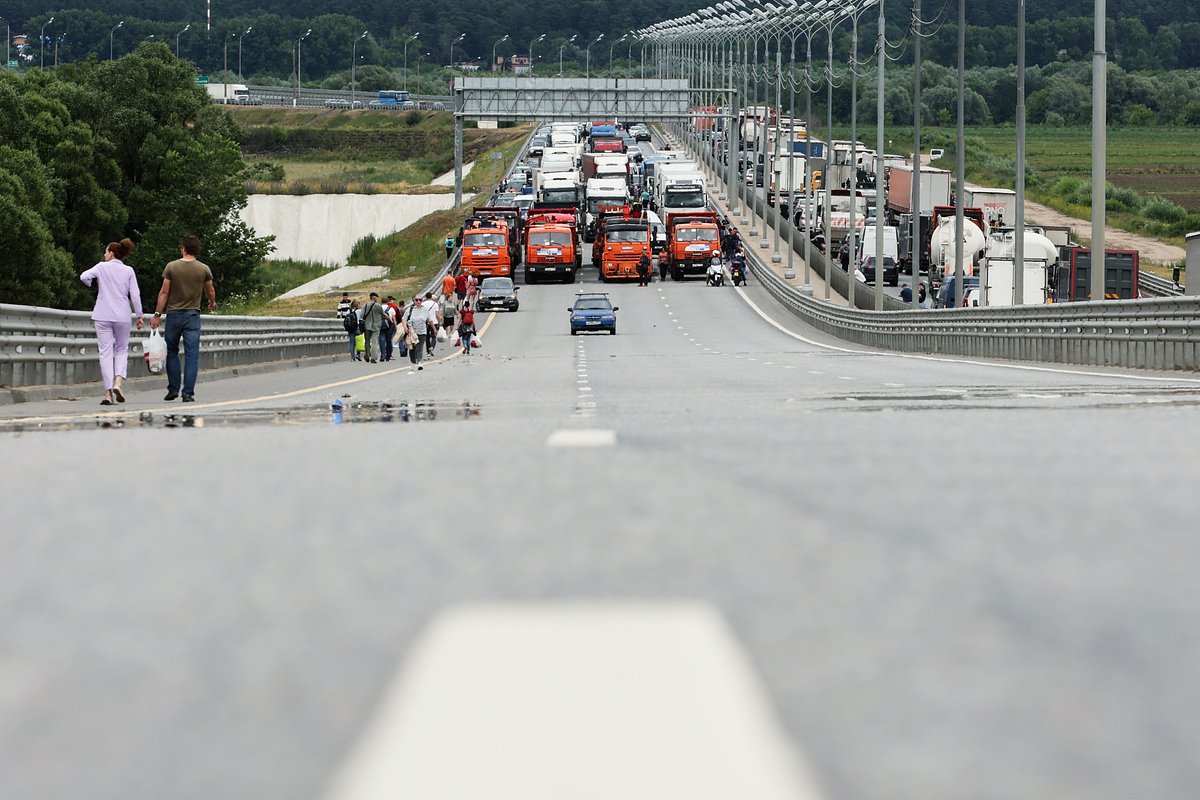 Трасса М2, перекрытая у моста имени Подольских курсантов через Оку около Серпухова. 24 июня 2023 года