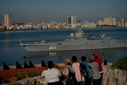 Жители Гаваны массово вышли навстречу прибывшим российским кораблям