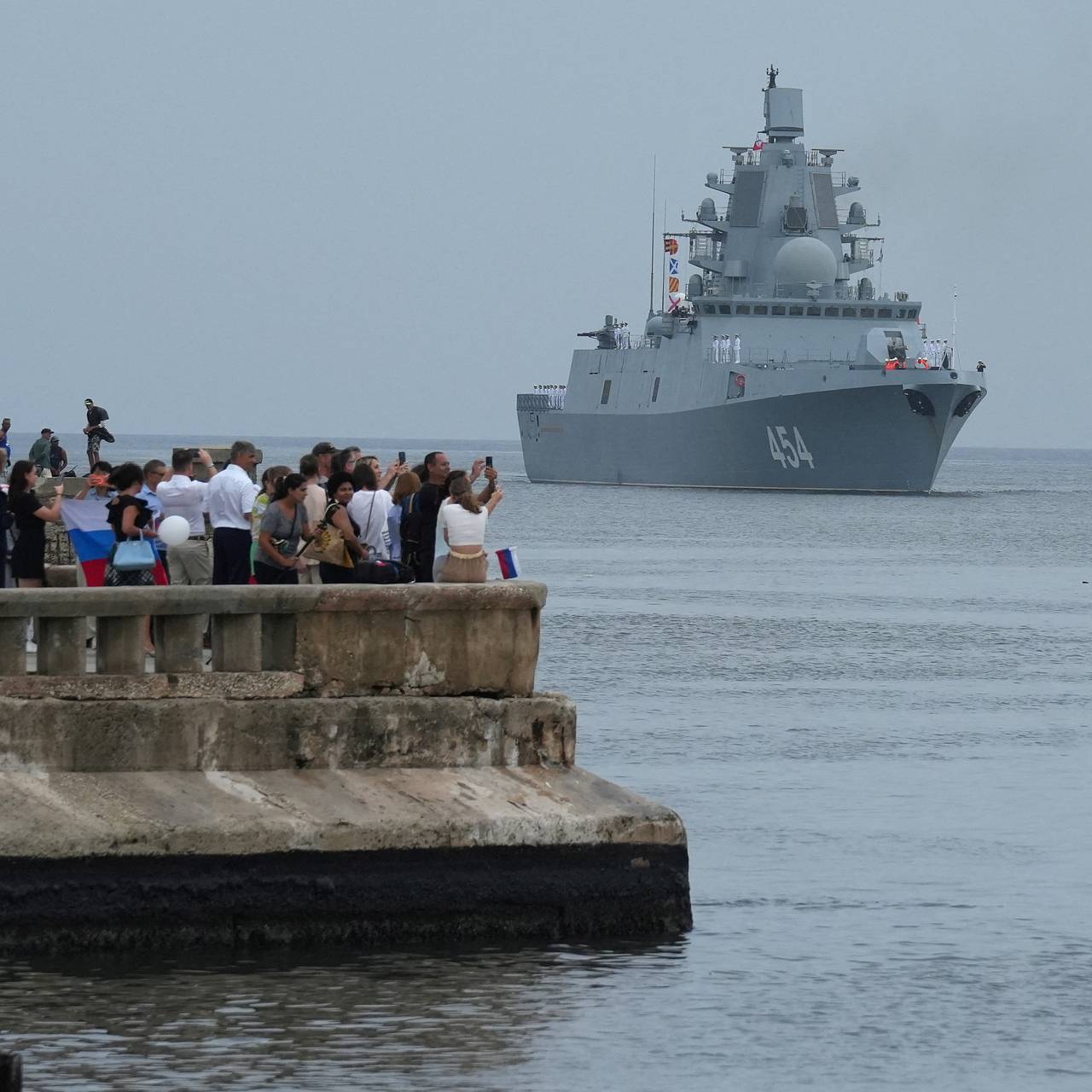 На борт российского фрегата захотели подняться около тысячи кубинцев:  Общество: Мир: Lenta.ru