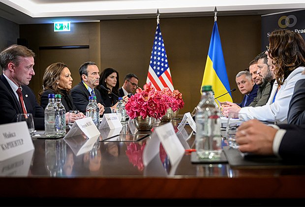Советник президента США Джейк Салливан и вице-президент США Камала Харрис встречаются с Владимиром Зеленским на саммите в Швейцарии