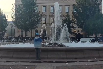 Хулиганы залили пеной фонтан в центре Петербурга