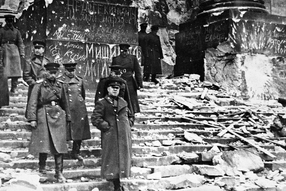 Жуков на развалинах рейхстага, 3 мая 1945 года