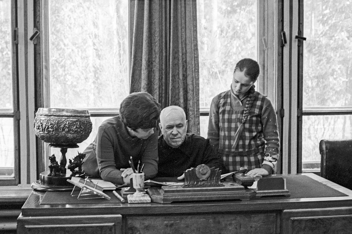 Жуков с супругой Галиной и дочерью Машей в рабочем кабинете на подмосковной госдаче в Сосновке