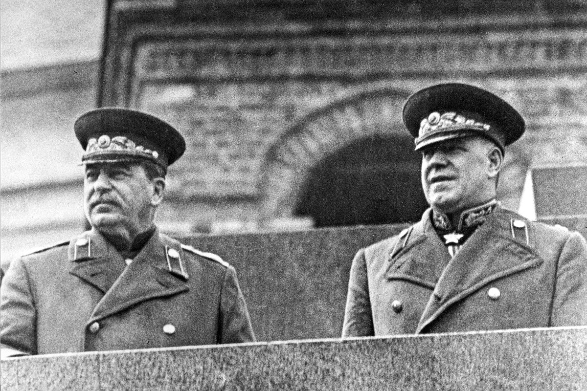 Жуков и Сталин на трибуне Мавзолея во время Парада Победы, 1945 год
