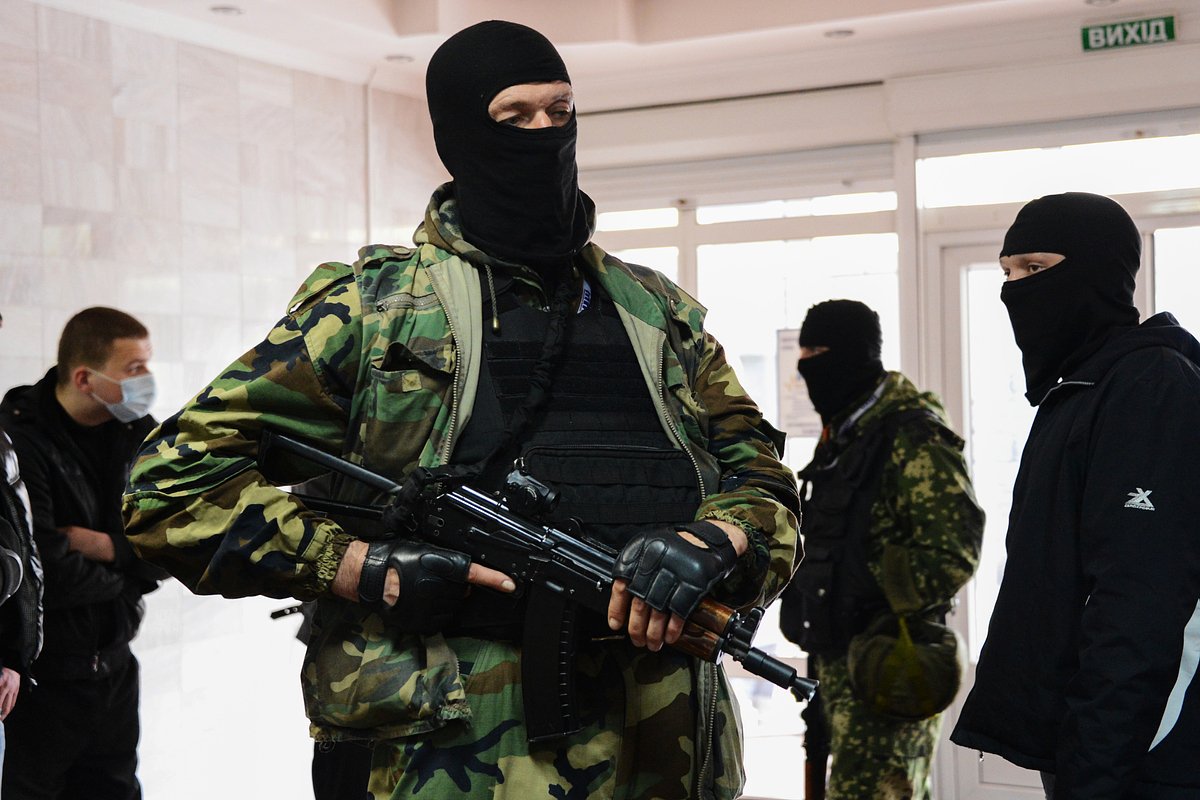 Бойцы Народного ополчения Донбасса взяли под охрану здание восточной областной таможни, где находится оружие, 30 апреля 2014 года