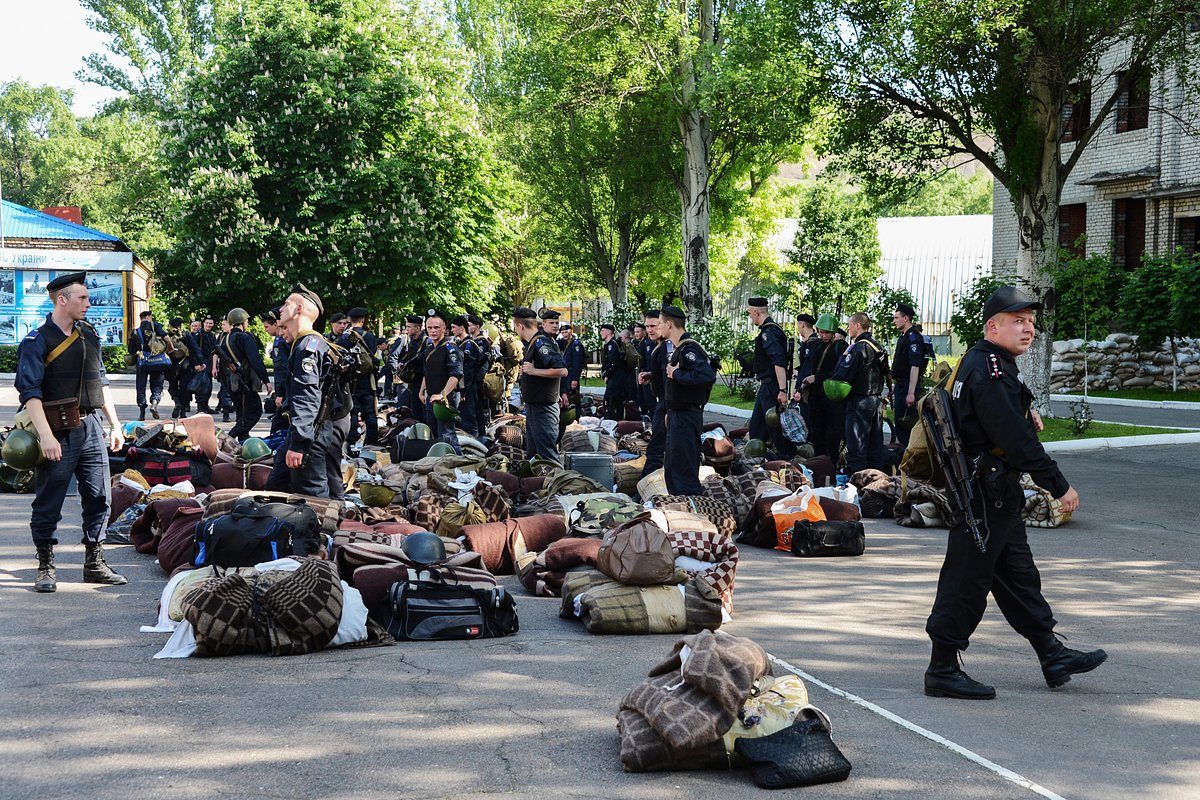 Военнослужащие Национальной гвардии Украины покидают территорию воинской части №3037 в Донецке, которую переподчинили себе добровольцы народного ополчения батальона «Восток», 16 мая 2014 года