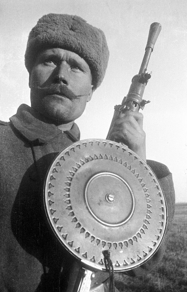 Гвардии сержант Е. И. Ковалев, в ходе боев за населенный пункт на Калининском фронте уничтоживший из ручного пулемета ДП-27 более 100 гитлеровцев 