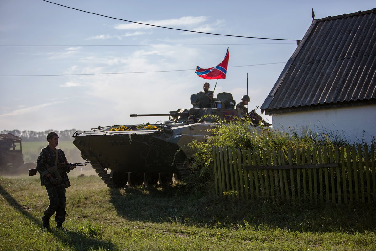 Бойцы народного ополчения в занятом ими после боя селе Мариновка возле города Снежное, июль 2014 года