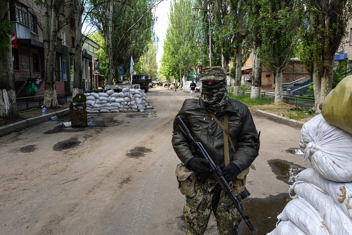 Боец народного ополчения Донбасса у здания Службы безопасности Украины в Славянске Донецкой области, апрель 2014 года
