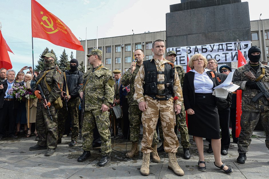 Народный губернатор Павел Губарев (в центре) на митинге во время праздничных мероприятий, посвященных 9 Мая, на площади у здания городской администрации Славянска, 9 мая 2014 года
