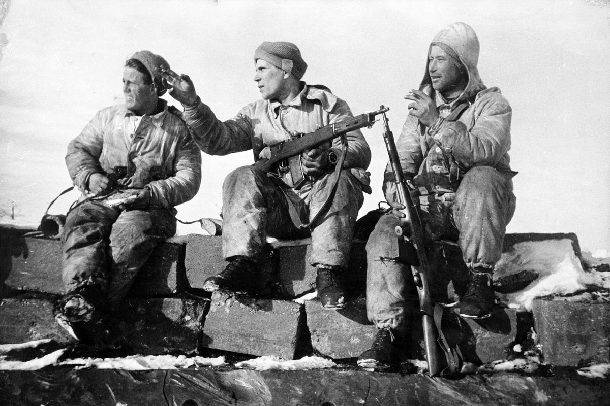 Бойцы РККА, вооруженные автоматами Федорова, отдыхают на крыше взорванного финского дота